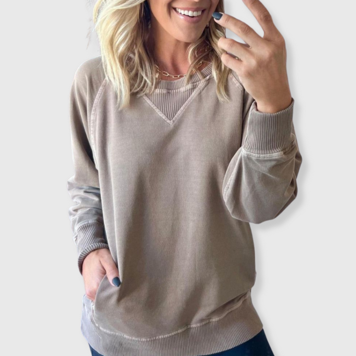 Viola | Helmineuloksellinen collegepaita taskuilla 