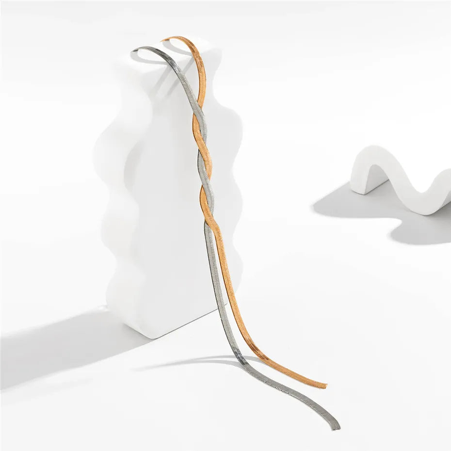 Tyylikäs pitkä kaulaketju säädettävällä käärmeennauhalla