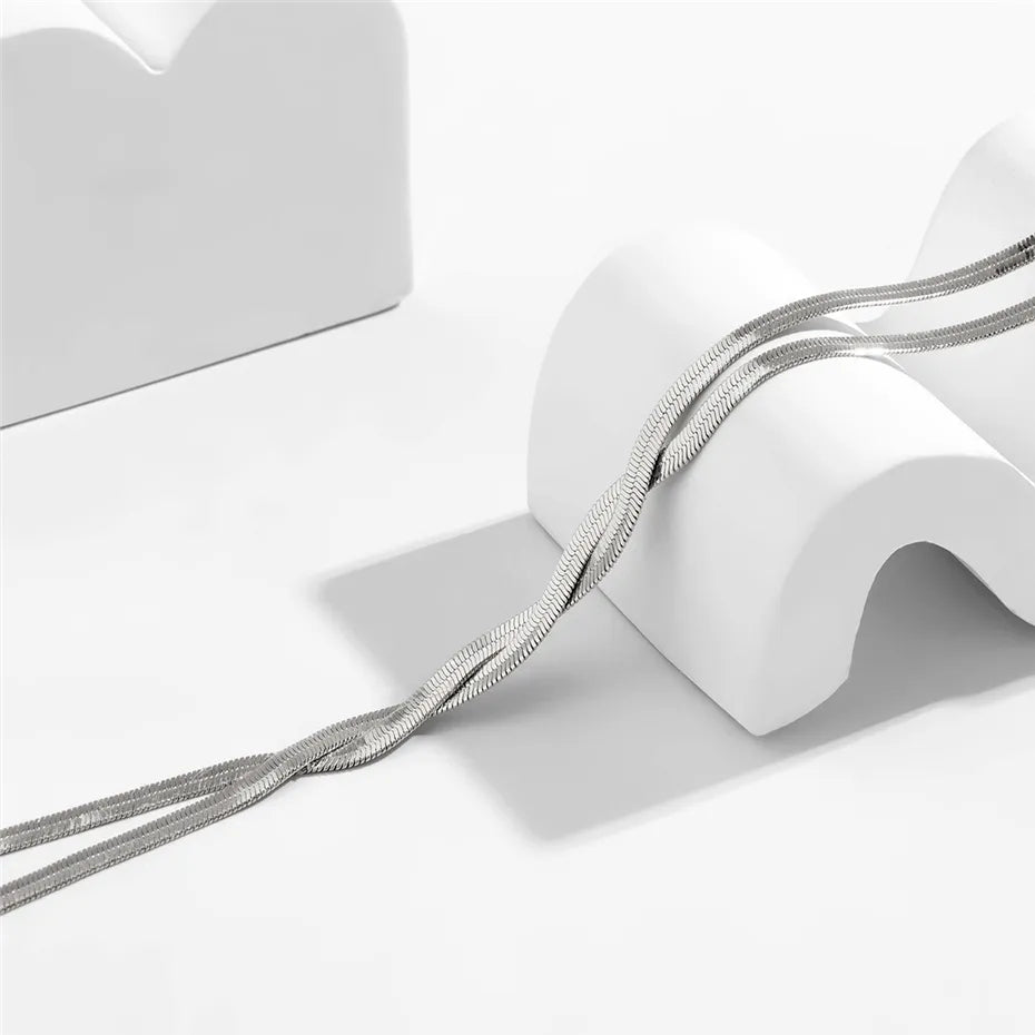 Tyylikäs pitkä kaulaketju säädettävällä käärmeennauhalla