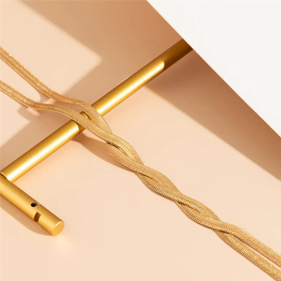 Tyylikäs pitkä kaulaketju säädettävällä käärmeennauhalla