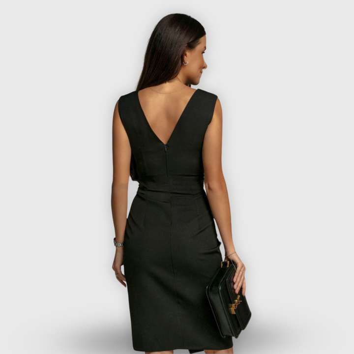 Lucia | Istuva mekko V-kaula-aukolla ja halkiolla