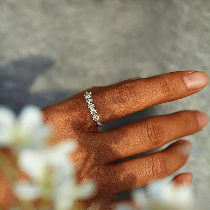 Säädettävä toivoa sormus käsinmaalatuilla päivänkakkaroilla emalista