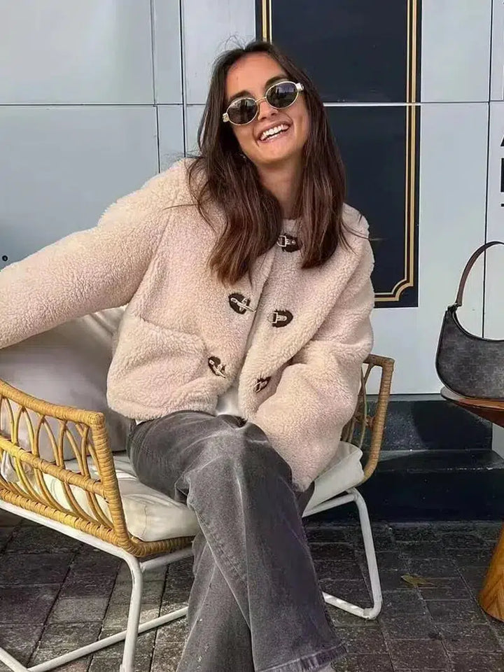 Aurora | Pehmoinen teddy-takki pannenpainikekiinnityksellä