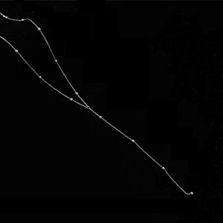 Kilpikalsikaulanauha tupsuilla