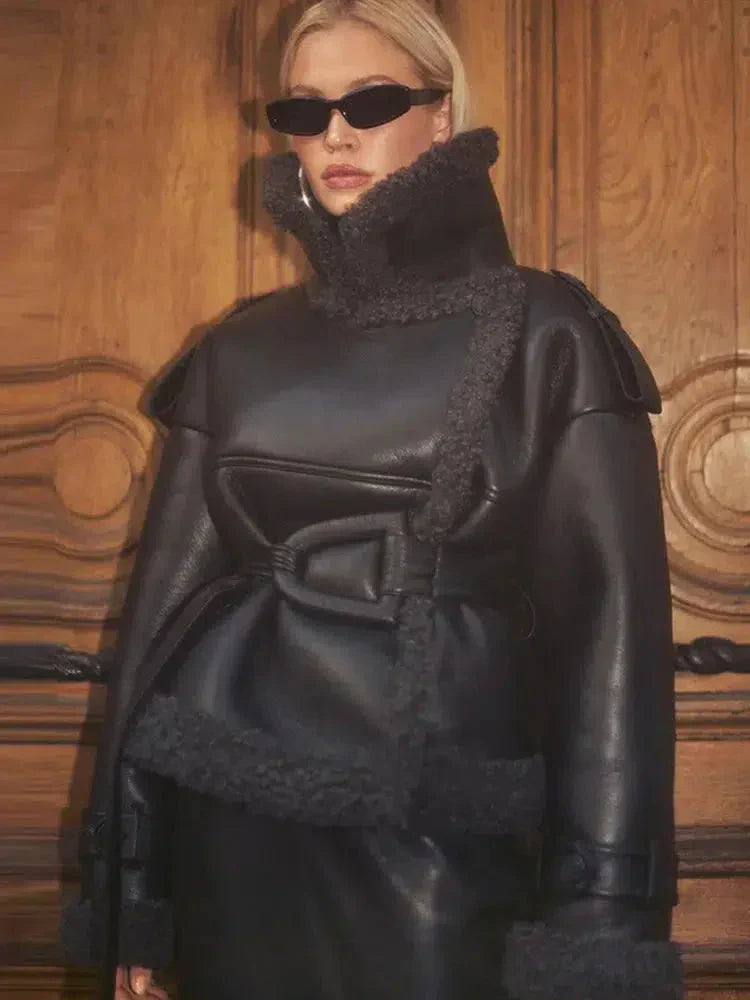 Corinne | vuorattu tekonahkainen takki vyöllä