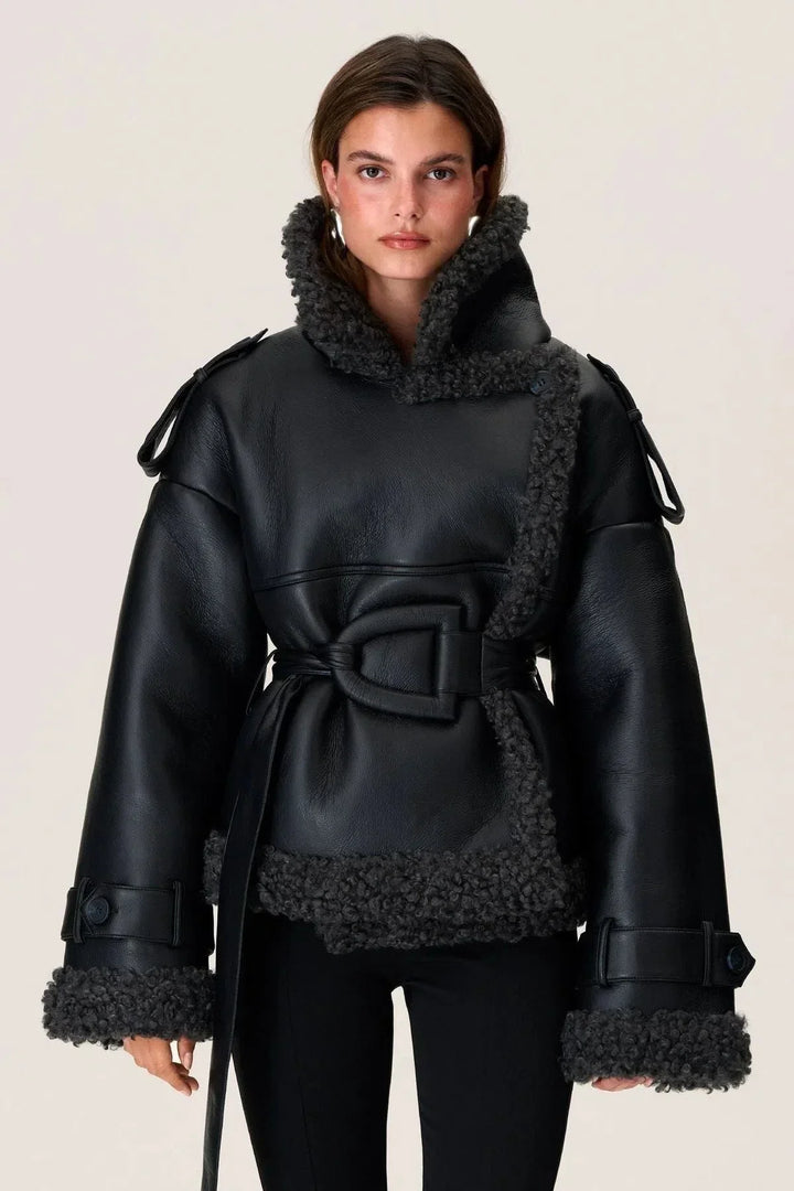 Corinne | vuorattu tekonahkainen takki vyöllä