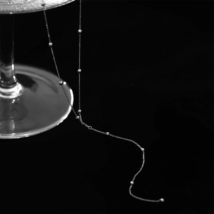 Kilpikalsikaulanauha tupsuilla