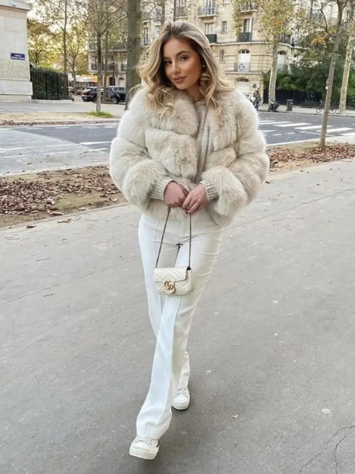 Modena | RöWÖistynyt keinoturkistakki hupulla