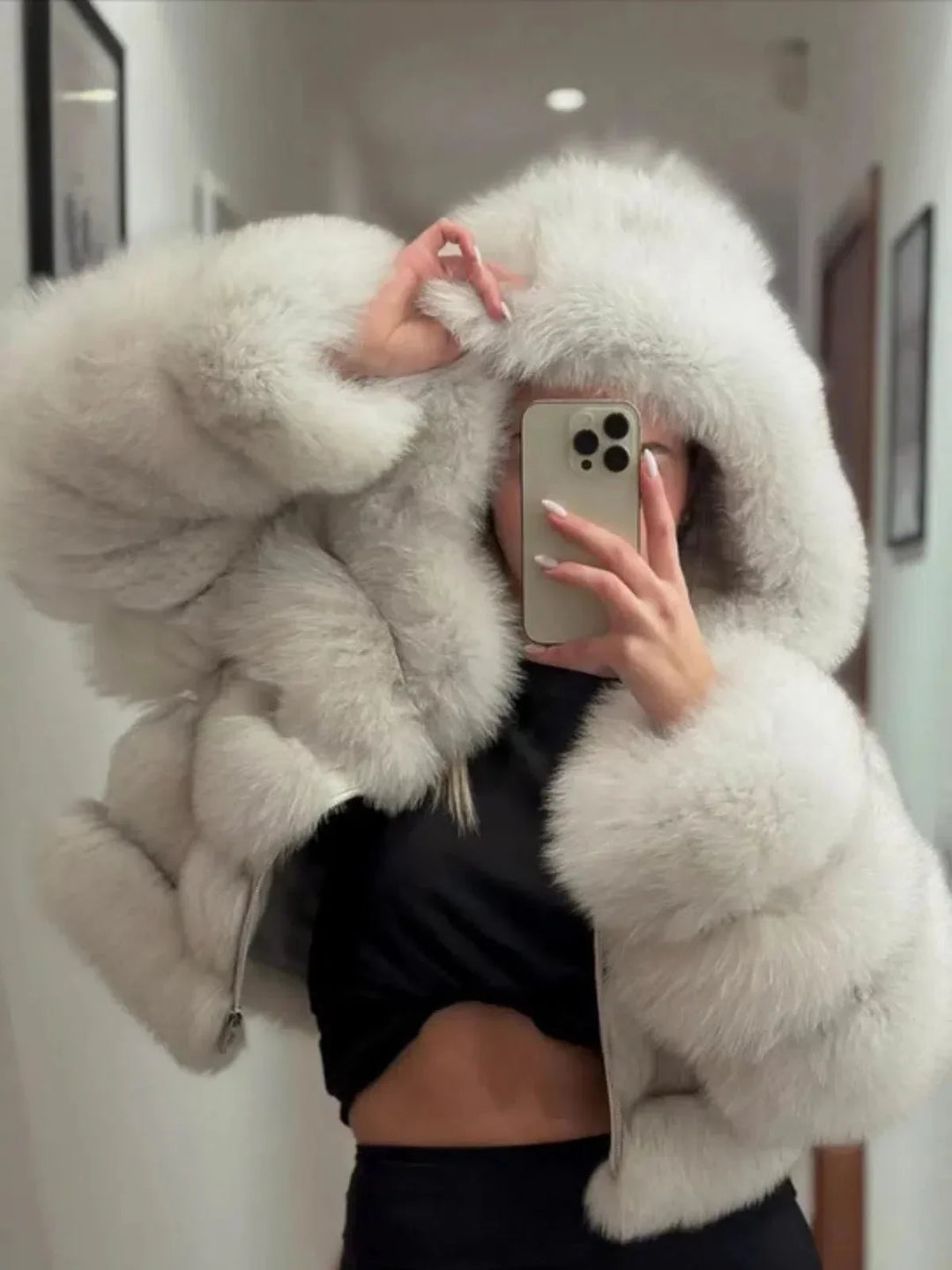 Modena | RöWÖistynyt keinoturkistakki hupulla