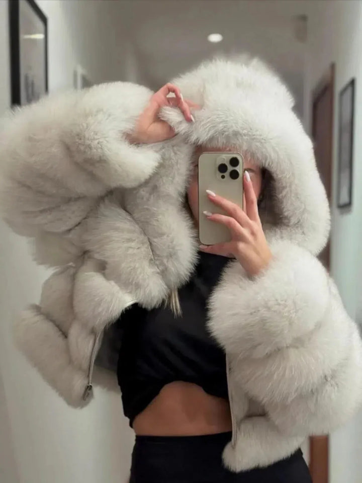 Modena | RöWÖistynyt keinoturkistakki hupulla