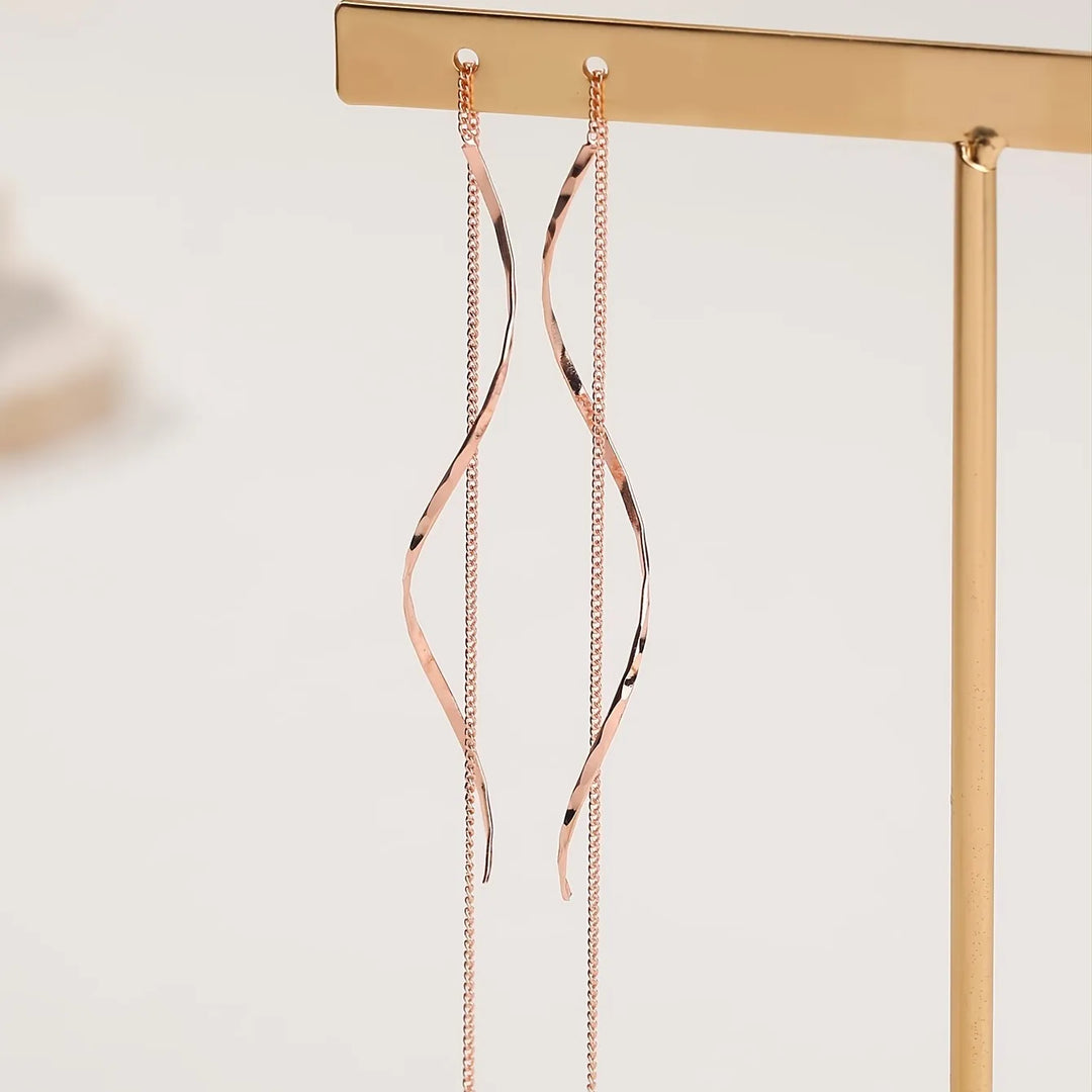 Aurora korvakorut aallotetulla muotoilulla