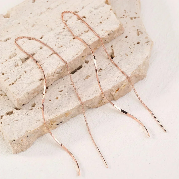 Aurora korvakorut aallotetulla muotoilulla