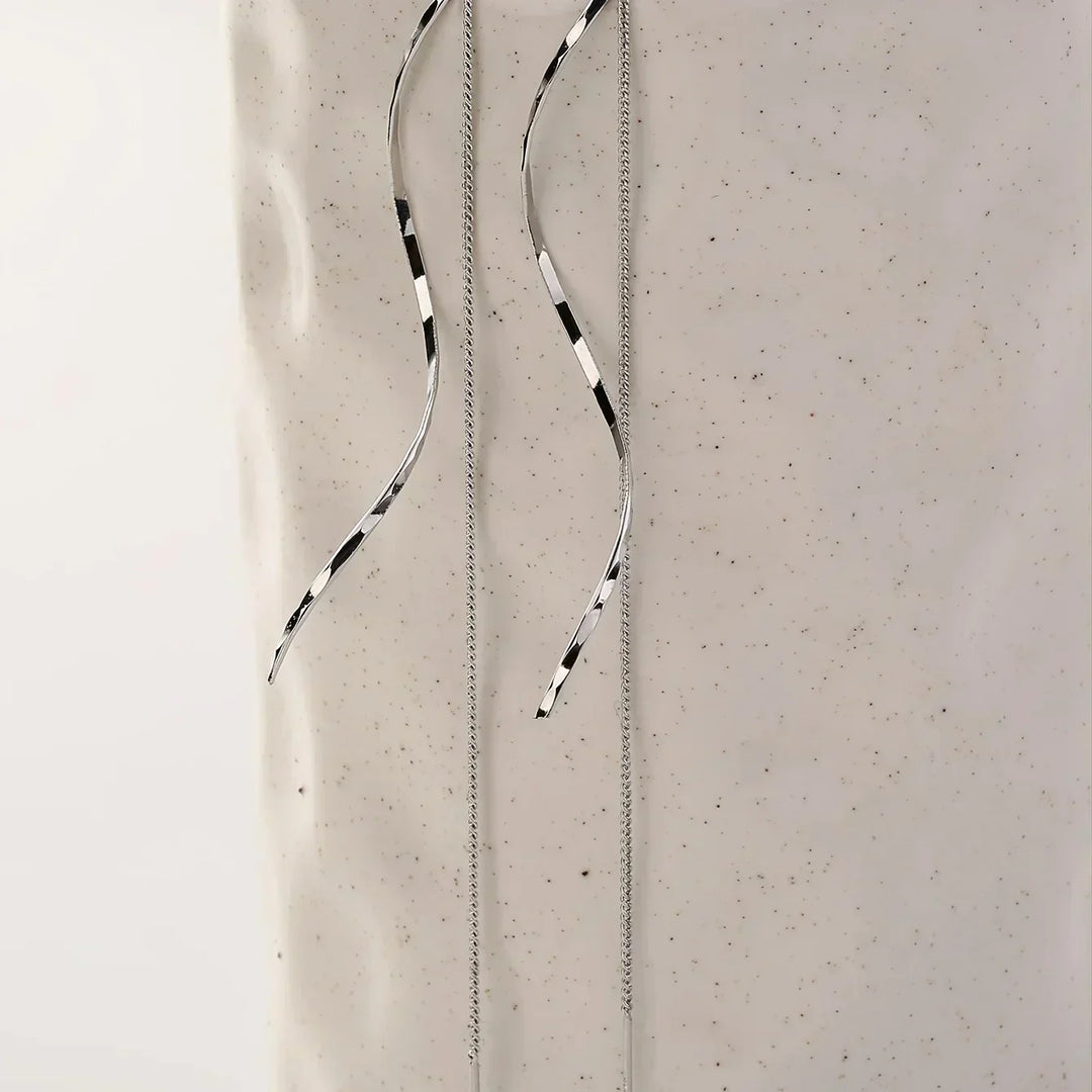 Aurora korvakorut aallotetulla muotoilulla