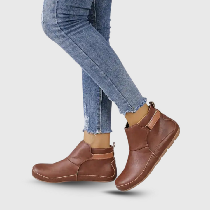 Nadina | Vesitiiviit nilkkapolviset kengät sivusaumellisella nauhoituksella 