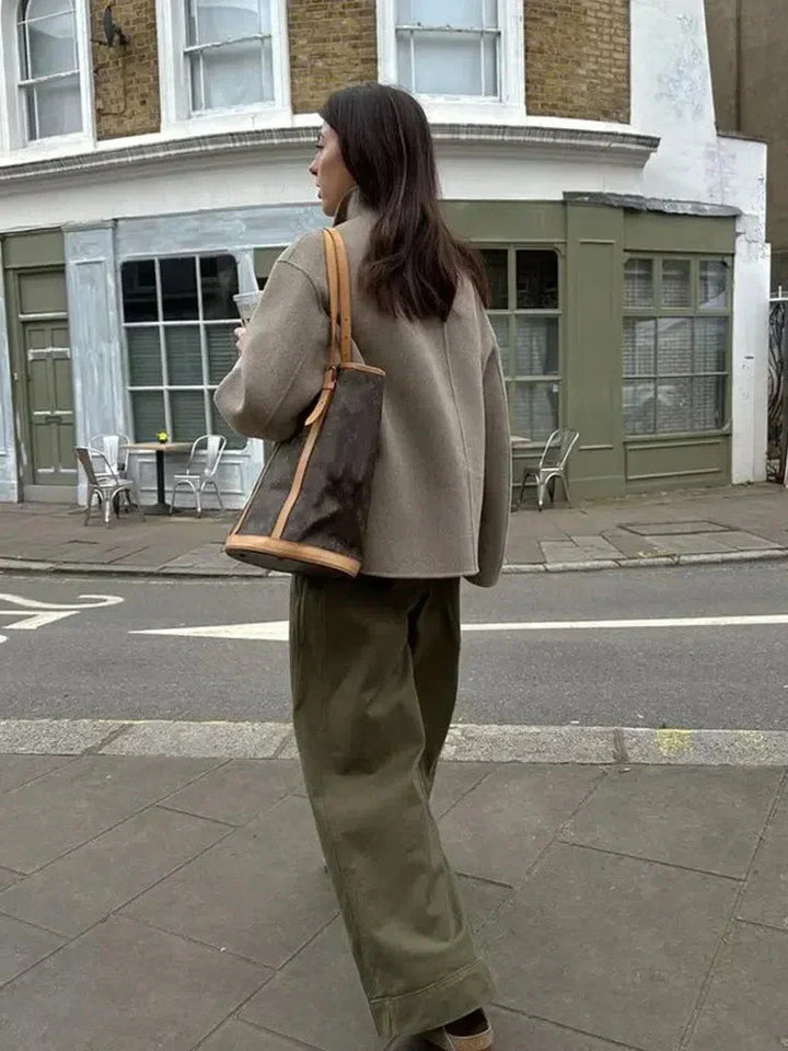 Ysabeau | Villaoppifarkku kaksinapkaisella suunnittelulla