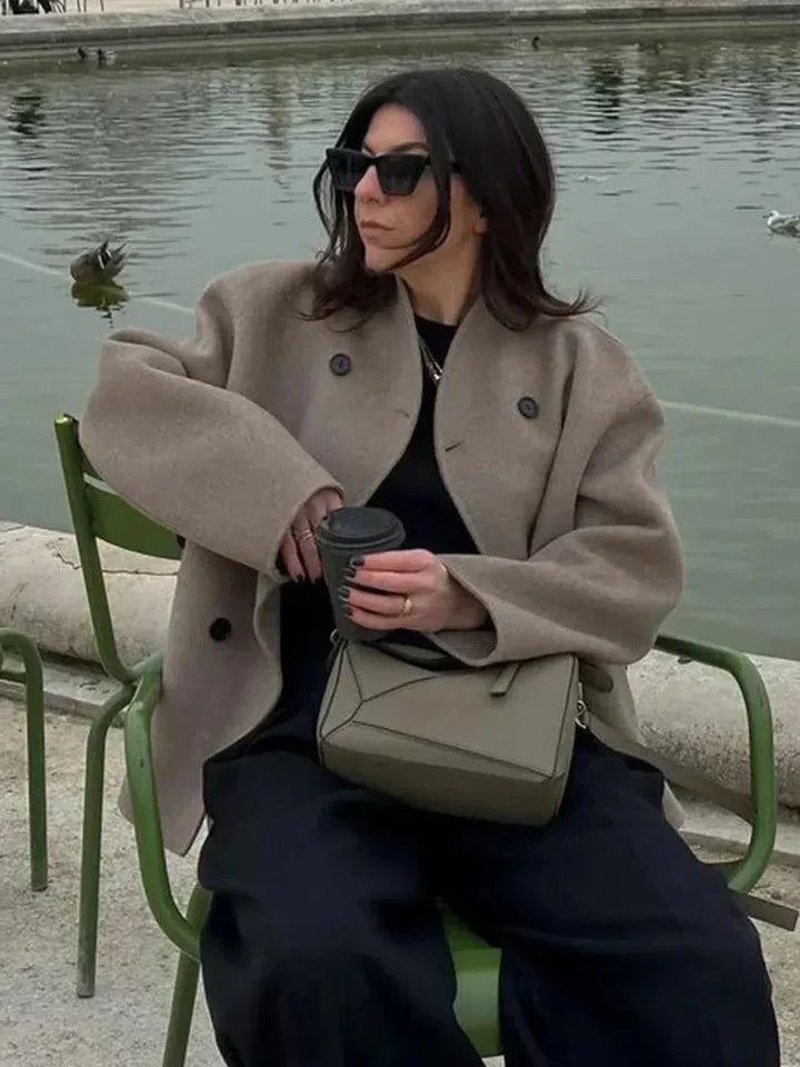 Ysabeau | Villaoppifarkku kaksinapkaisella suunnittelulla