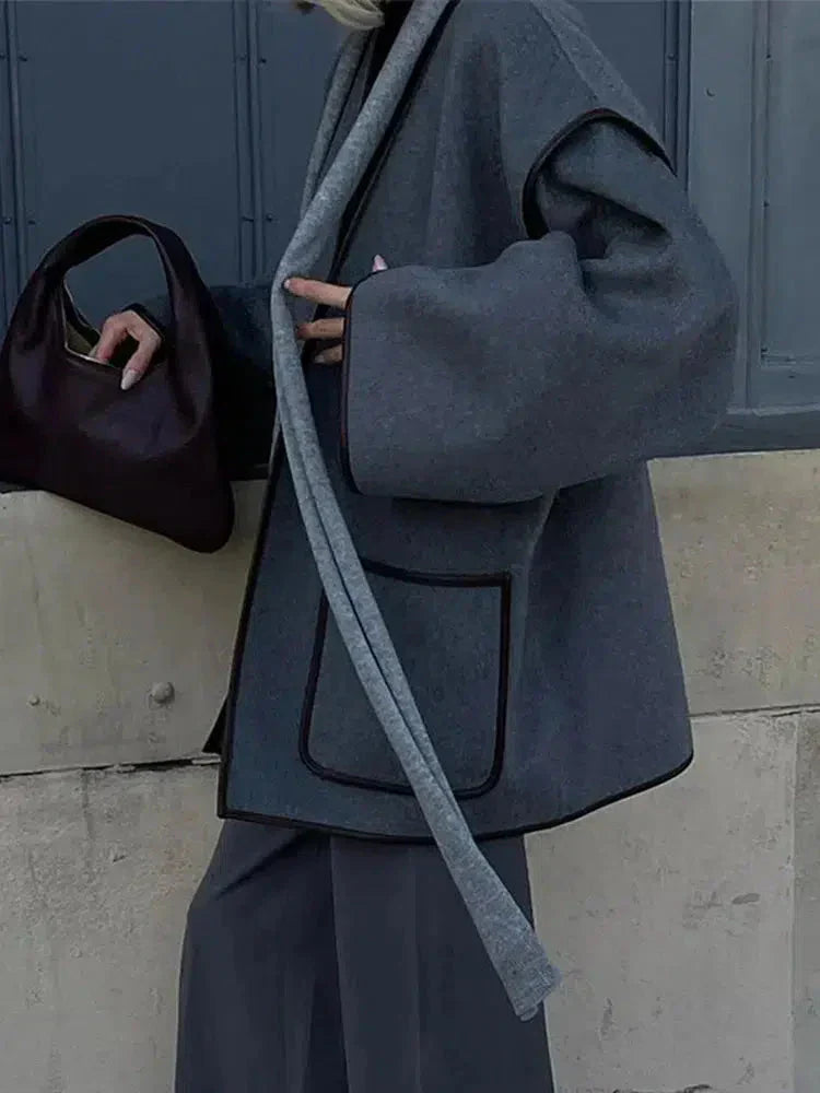 Ysolde | Tyylikäs kaapu-säkkikangas takkiídotulla vyöllä